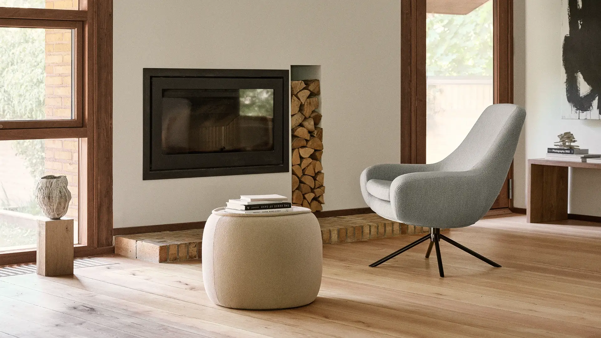 NOOMI Swivel Lounge Chair